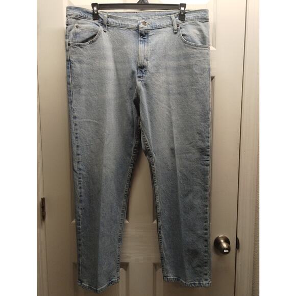 Wrangler Men's Size 42x30 Cowboy Cut A001 Light Wash Straight Leg Blue Jeans - Picture 1 of 5